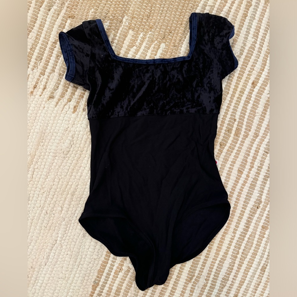 Velvet cap sleeve yumiko